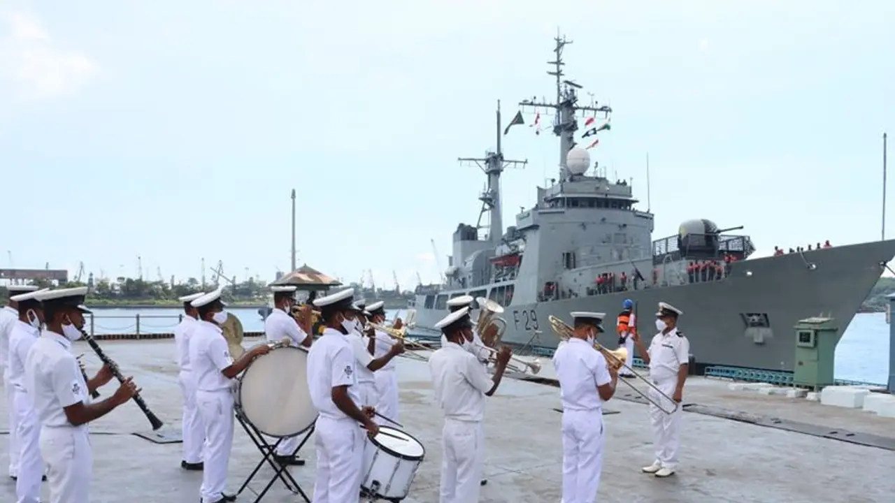पांच दिवसीय यात्रा पर विशाखापट्टनम पहुंचा बांग्लादेश नौसेना का जहाज, मनाएगा 1971 युद्ध की 50वीं वर्षगांठ पांच दिवसीय यात्रा पर विशाखापट्टनम पहुंचा बांग्लादेश नौसेना का जहाज, मनाएगा 1971 युद्ध की 50वीं वर्षगांठ