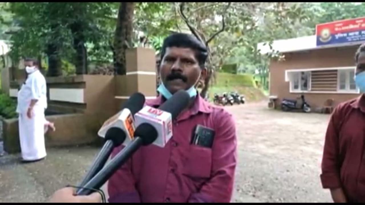 പൊലീസിനെതിരെ സി പി എം; ലോക്കല് കമ്മിറ്റി അംഗത്തെ വംശീയമായി അധിക്ഷേപിച്ചെന്നു പരാതി പൊലീസിനെതിരെ സി പി എം; ലോക്കല് കമ്മിറ്റി അംഗത്തെ വംശീയമായി അധിക്ഷേപിച്ചെന്നു പരാതി