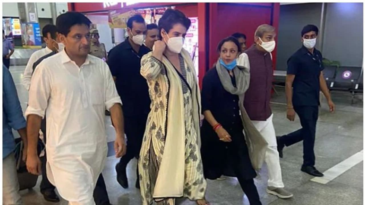 കർഷകരെ കാണാൻ പ്രിയങ്ക ഗാന്ധി ലഖിംപൂർ ഖേരിയിലേക്ക്, അറസ്റ്റിലായെന്ന് കോൺഗ്രസ് കർഷകരെ കാണാൻ പ്രിയങ്ക ഗാന്ധി ലഖിംപൂർ ഖേരിയിലേക്ക്, അറസ്റ്റിലായെന്ന് കോൺഗ്രസ്