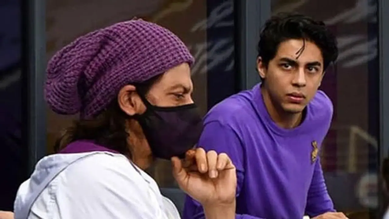 2 ನಿಮಿಷ ಮಗನೊಂದಿಗೆ ಶಾರುಖ್ ಮಾತು, ಕೊಟ್ರು ಆ ಒಂದು ಸಲಹೆ! 2 ನಿಮಿಷ ಮಗನೊಂದಿಗೆ ಶಾರುಖ್ ಮಾತು, ಕೊಟ್ರು ಆ ಒಂದು ಸಲಹೆ!