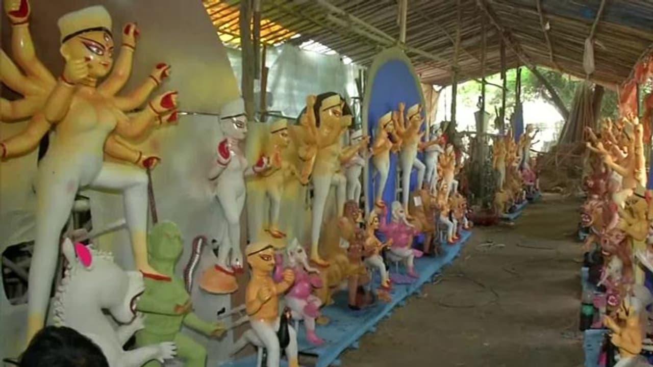 Navratri 2021: कोरोना के असर से देवी मूर्तियों की डिमांड कम; कारीगर बोले बस जैसे तैसे पेट भर रहे Navratri 2021: कोरोना के असर से देवी मूर्तियों की डिमांड कम; कारीगर बोले बस जैसे तैसे पेट भर रहे