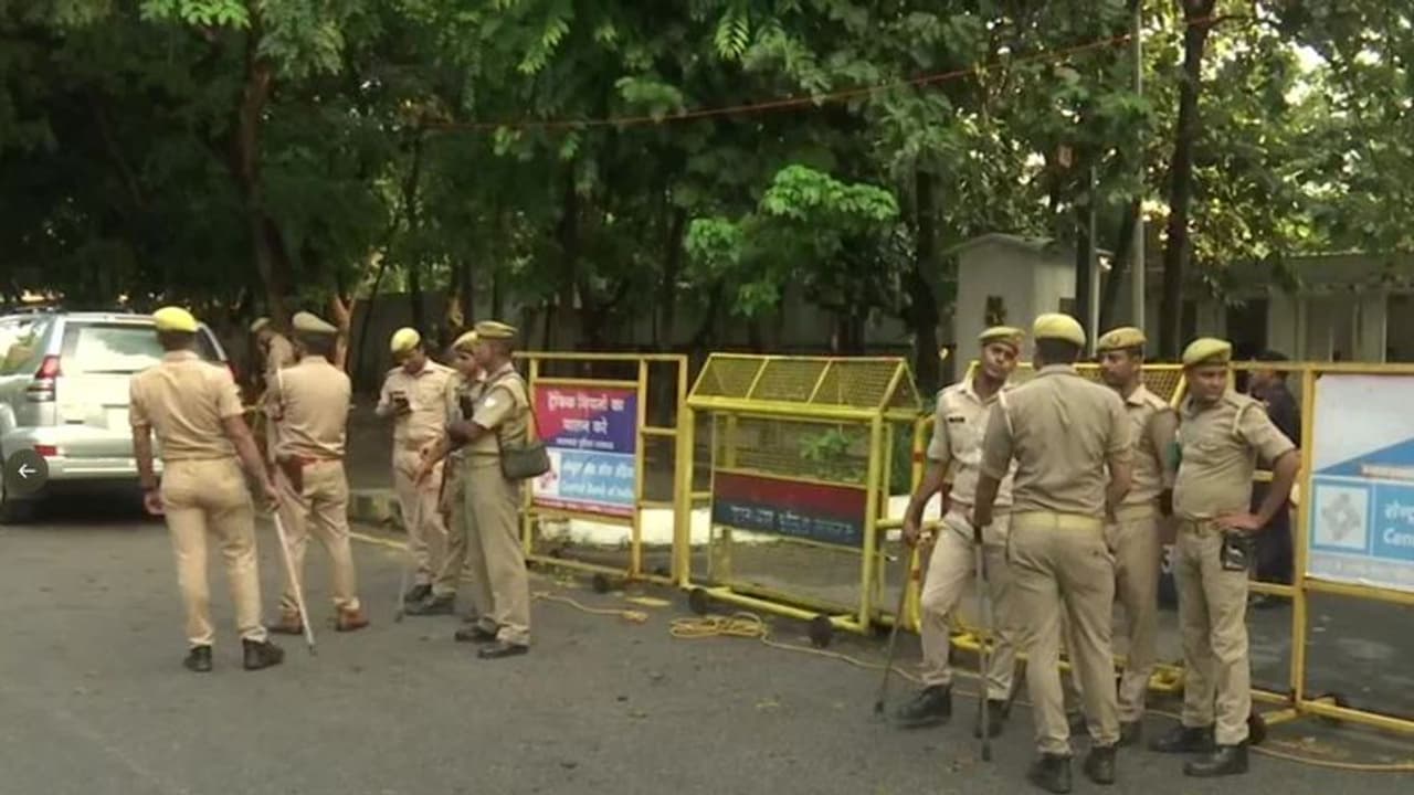 উত্তপ্ত লখিমপুর খেরি, যোগী রাজ্যে রওনা তৃণমূলের ৫ সদস্যের প্রতিনিধিদলের উত্তপ্ত লখিমপুর খেরি, যোগী রাজ্যে রওনা তৃণমূলের ৫ সদস্যের প্রতিনিধিদলের