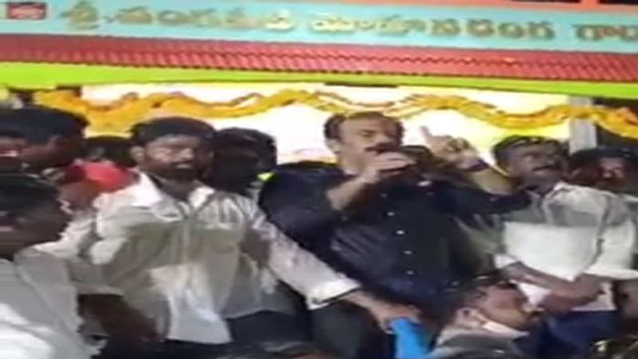 కాపులను తిట్టడం ప్రతి అడ్డమైనోడికి ఫ్యాషనైపోయింది..: వంగవీటి రాధ సంచలనం (వీడియో) కాపులను తిట్టడం ప్రతి అడ్డమైనోడికి ఫ్యాషనైపోయింది..: వంగవీటి రాధ సంచలనం (వీడియో)