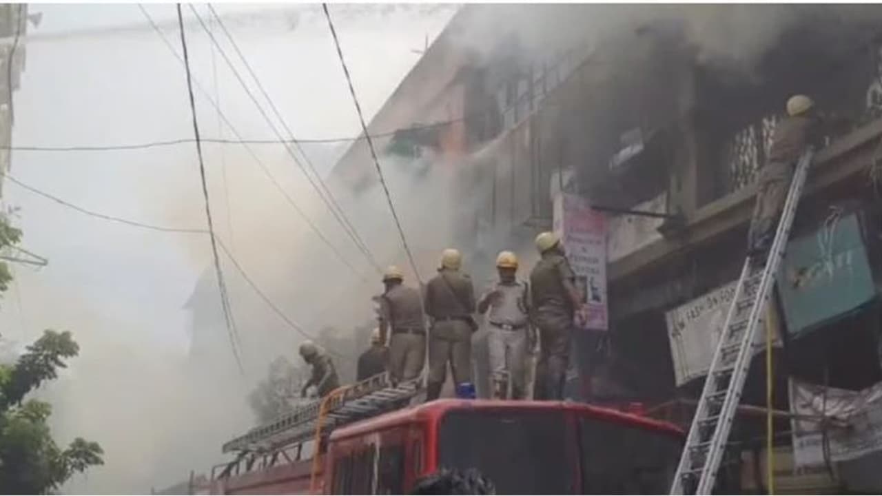 সাত সকালে ভয়াবহ অগ্নিকাণ্ড শহরে, ঘটনাস্থলে দমকলের ৮টি ইঞ্জিন সাত সকালে ভয়াবহ অগ্নিকাণ্ড শহরে, ঘটনাস্থলে দমকলের ৮টি ইঞ্জিন