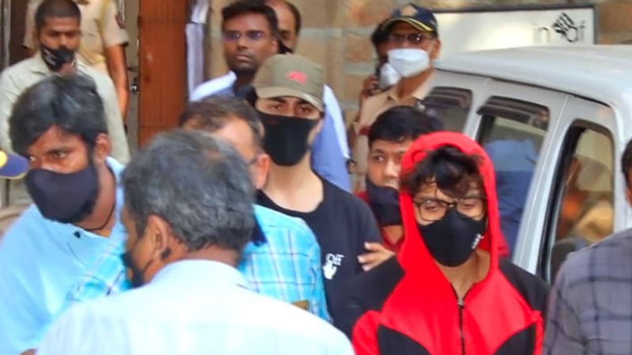 മുംബൈ കപ്പൽ ലഹരി പാർട്ടിക്ക് മലയാളി ബന്ധം ? ആര്യന് മയക്കുമരുന്ന് നൽകിയ ആൾ കസ്റ്റഡിയിൽ മുംബൈ കപ്പൽ ലഹരി പാർട്ടിക്ക് മലയാളി ബന്ധം ? ആര്യന് മയക്കുമരുന്ന് നൽകിയ ആൾ കസ്റ്റഡിയിൽ