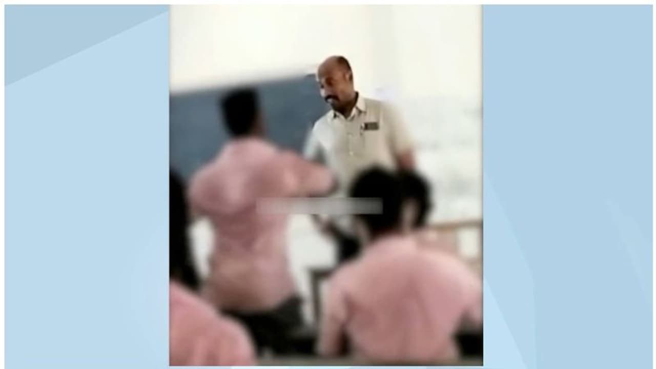 കാഴ്ചയില്ലാത്ത അധ്യാപകൻ ക്ലാസ് എടുക്കുമ്പോൾ മുന്നിൽ ഡാൻസ് കളിച്ച് വിദ്യാർഥികൾ, നടപടി