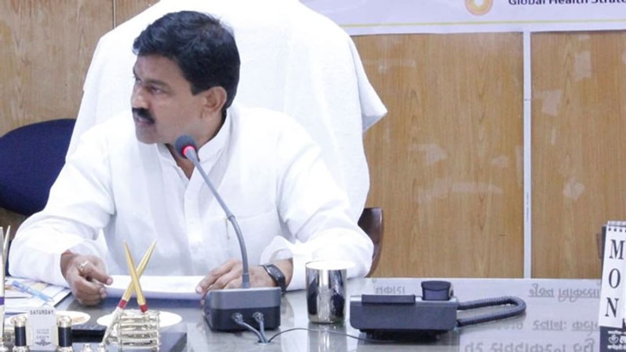 Lakhimpur Kheri violence: UP Police summon MoS Ajay Mishra’s son; pastes notice outside minister’s house Lakhimpur Kheri violence: UP Police summon MoS Ajay Mishra’s son; pastes notice outside minister’s house