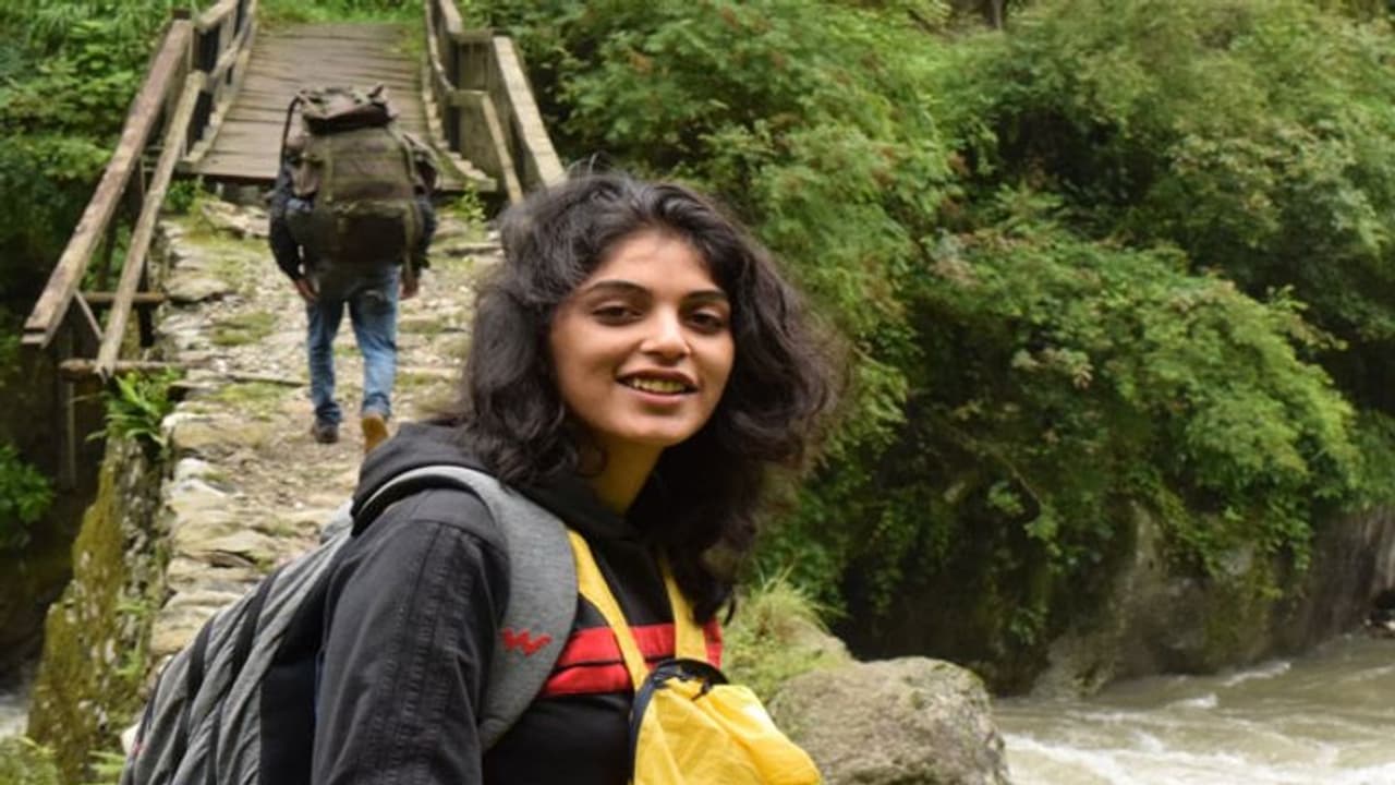 UPSC Topper: লক্ষ্যে অবিচল ছিলেন অঞ্জলি বিশ্বকর্মা, সেইজন্যই ছেড়েছিলেন মোটা বেতনের চাকরি UPSC Topper: লক্ষ্যে অবিচল ছিলেন অঞ্জলি বিশ্বকর্মা, সেইজন্যই ছেড়েছিলেন মোটা বেতনের চাকরি