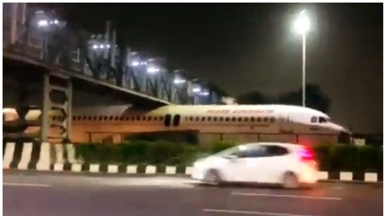 బ్రిడ్జీ కింద చిక్కుకున్న ఎయిర్ ఇండియా విమానం.. వైరల్ వీడియోపై అధికారుల రియాక్షన్ ఇదే! బ్రిడ్జీ కింద చిక్కుకున్న ఎయిర్ ఇండియా విమానం.. వైరల్ వీడియోపై అధికారుల రియాక్షన్ ఇదే!