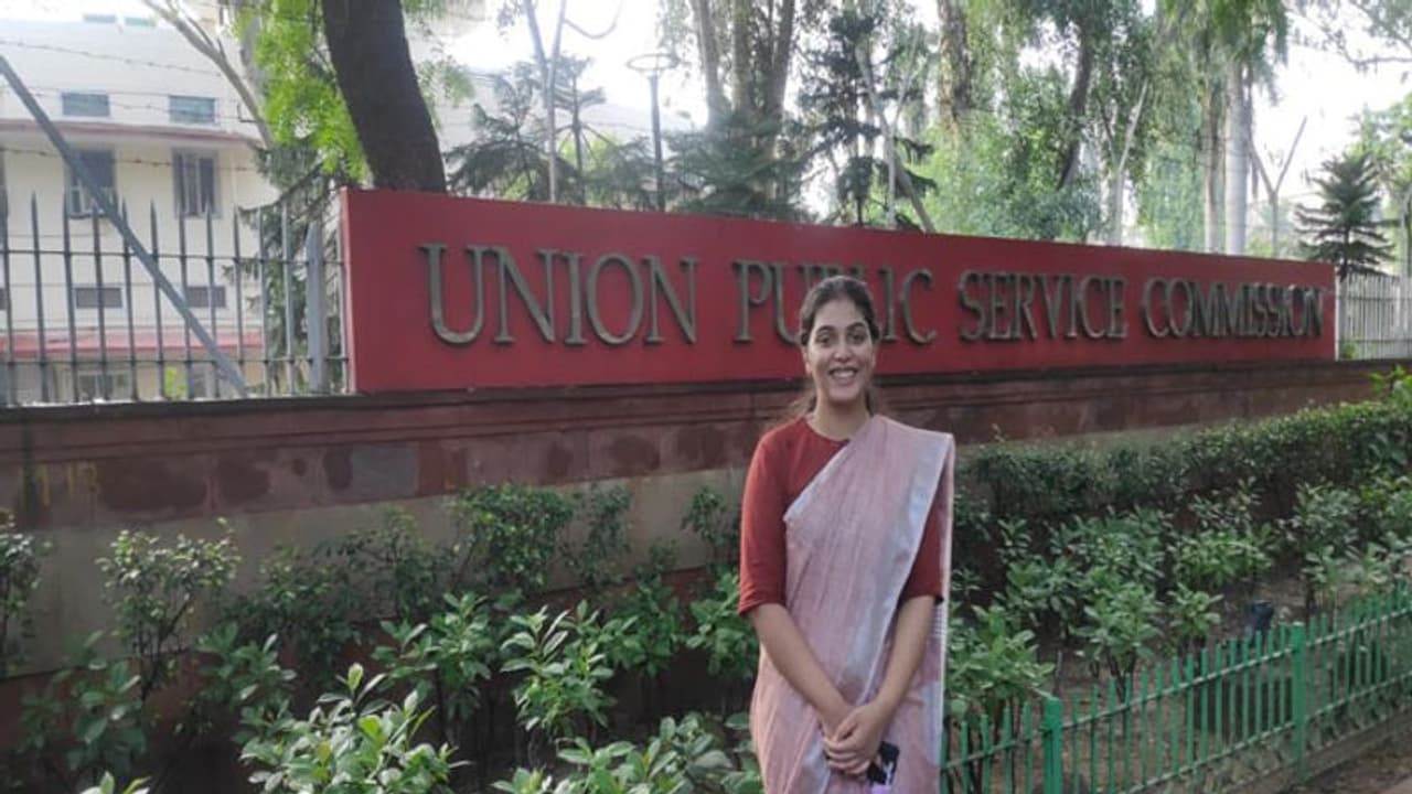 UPSC topper, ৩ বছর সোশ্যাল মিডিয়ার সঙ্গে বিচ্ছেদ, UPSC তে সাফল্যের চাবিকাঠির সন্ধান দিলেন অঞ্জলি বিশ্বকর্মা UPSC topper, ৩ বছর সোশ্যাল মিডিয়ার সঙ্গে বিচ্ছেদ, UPSC তে সাফল্যের চাবিকাঠির সন্ধান দিলেন অঞ্জলি বিশ্বকর্মা
