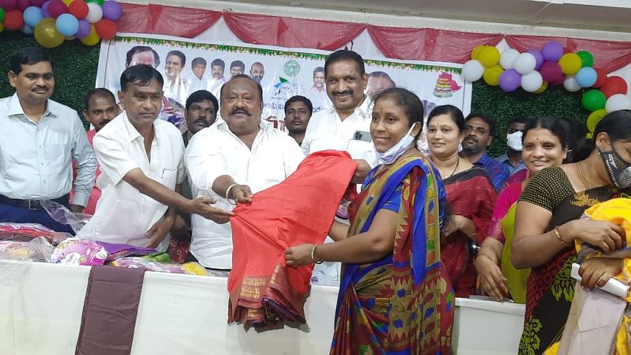 బతుకమ్మ నాడు నేడు... కేసీఆర్ సోదర ప్రేమకు విలువ కడతారా..: గంగుల సీరియస్ (వీడియో)