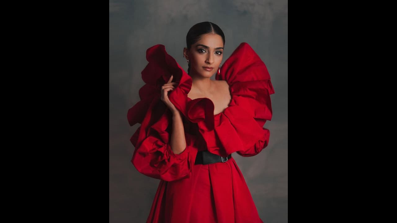 বিকিনিতে বিন্দুমাত্র আত্মবিশ্বাসী নয়, ড্রেসিং সেন্সেই মোহময়ী হয়ে ওঠেন, কেন এমন বললেন সোনম বিকিনিতে বিন্দুমাত্র আত্মবিশ্বাসী নয়, ড্রেসিং সেন্সেই মোহময়ী হয়ে ওঠেন, কেন এমন বললেন সোনম