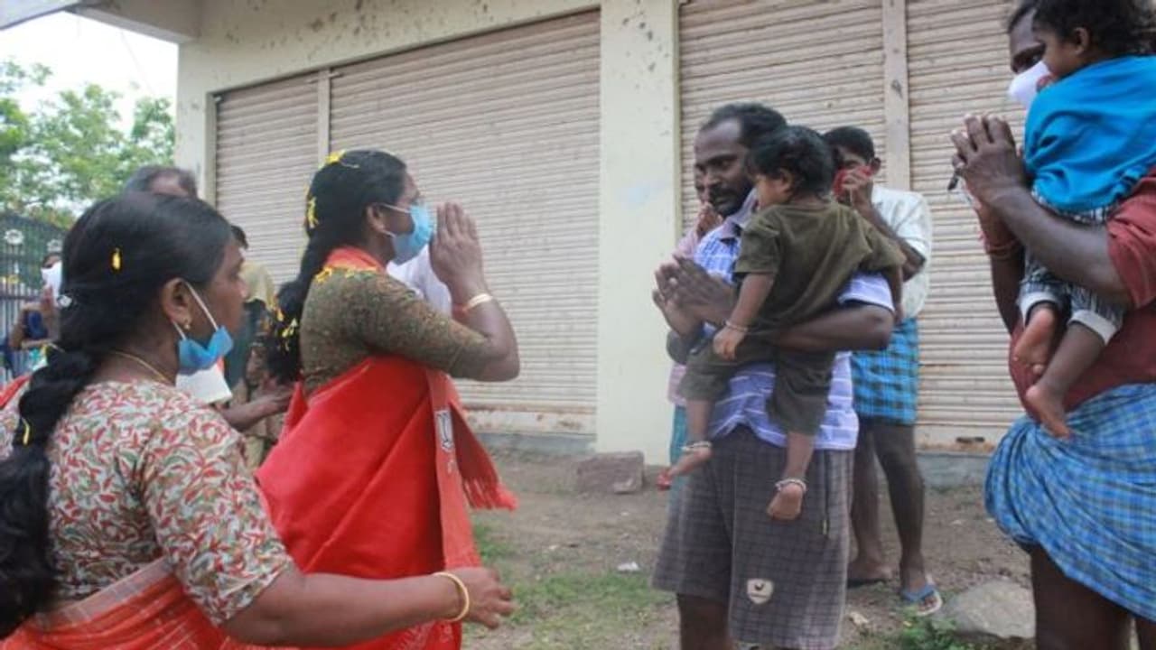 Huzurabad Bypoll: తమ్ముడూ అంటూనే... తడిగుడ్డతో నా భర్త గొంతు కోసారు కేసీఆర్: ఈటల జమున (వీడియో) Huzurabad Bypoll: తమ్ముడూ అంటూనే... తడిగుడ్డతో నా భర్త గొంతు కోసారు కేసీఆర్: ఈటల జమున (వీడియో)