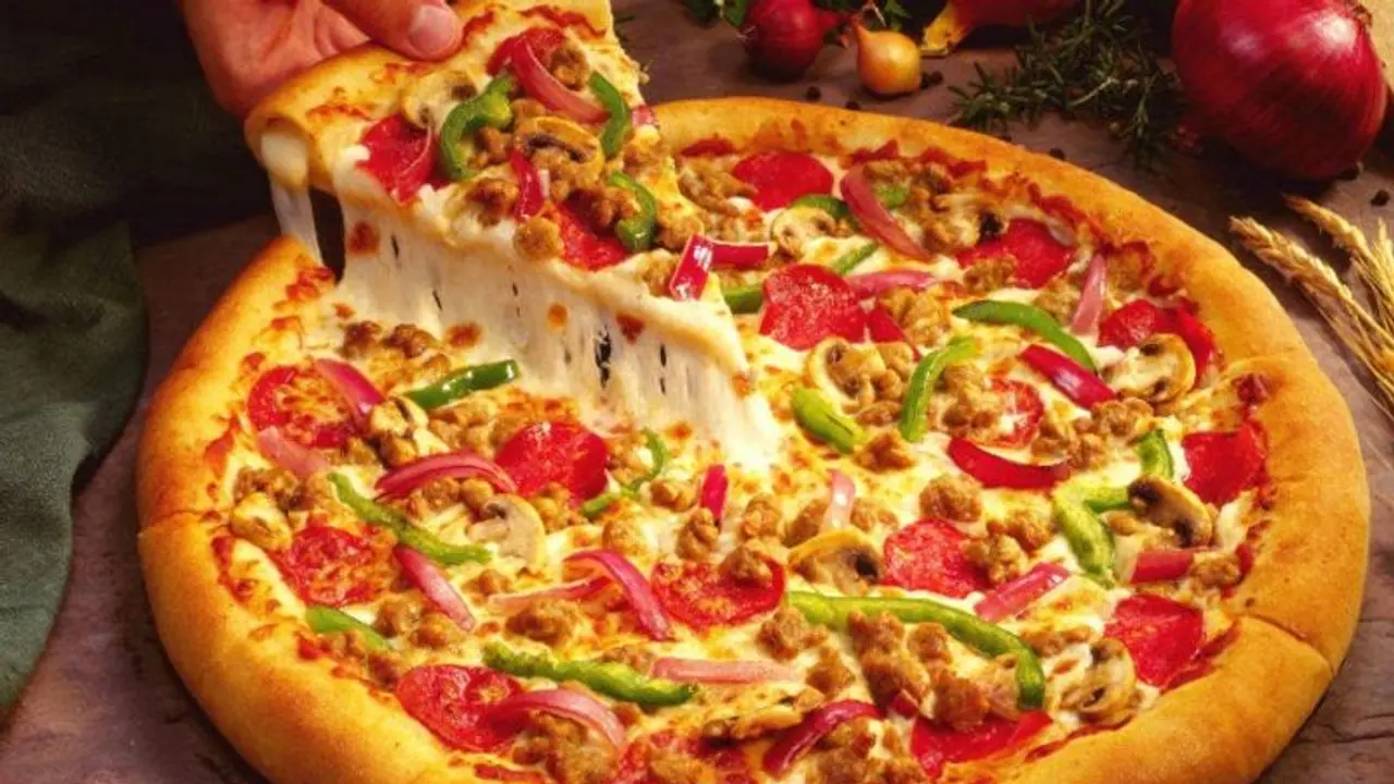 ലോഗോയുള്ള 7രൂപയുടെ കാരി ബാഗ് വിറ്റു; പിസ ഔട്ട്ലെറ്റിന് 11,000 രൂപ പിഴ