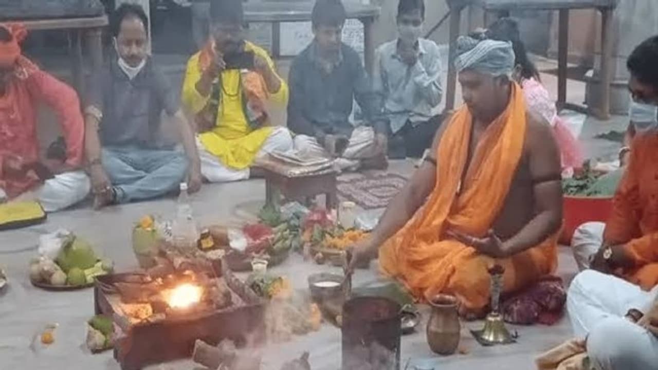 মমতার মঙ্গলকামনায় পুজো, ৩৫ কেজি বেল কাঠ ও ১০ কেজি ঘি দিয়ে হল যজ্ঞ মমতার মঙ্গলকামনায় পুজো, ৩৫ কেজি বেল কাঠ ও ১০ কেজি ঘি দিয়ে হল যজ্ঞ