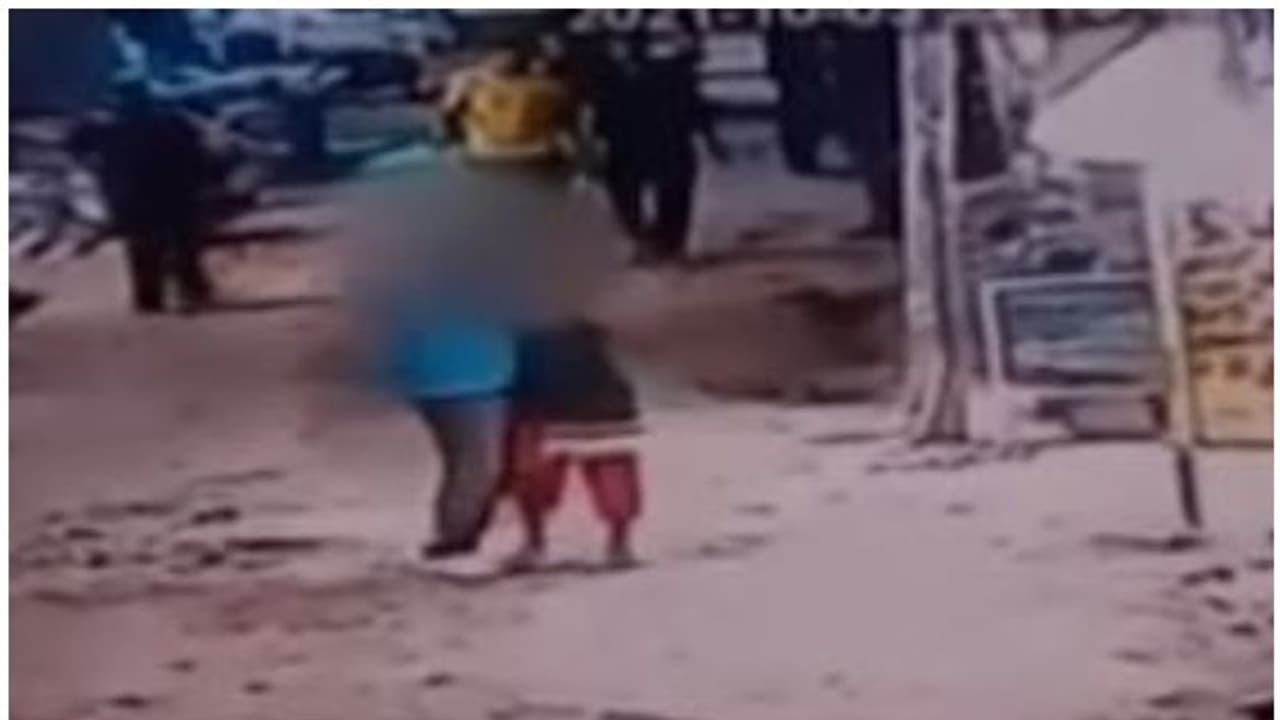 ദില്ലിയില്‍ ആളുകള്‍ നോക്കി നില്‍ക്കെ യുവതിയെ കഴുത്തറുത്ത് കൊലപ്പെടുത്തി