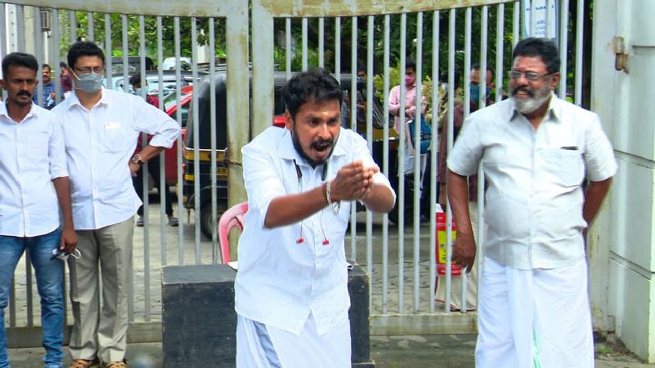 സാറേ... സാറേ...; സര്, മേഡം വിളികൾ ഒഴിവാക്കാത്ത പാലക്കാട് നഗരസഭയില് 'സാറേ' എന്ന് വിളിച്ച് പ്രതിഷേധം സാറേ... സാറേ...; സര്, മേഡം വിളികൾ ഒഴിവാക്കാത്ത പാലക്കാട് നഗരസഭയില് 'സാറേ' എന്ന് വിളിച്ച് പ്രതിഷേധം