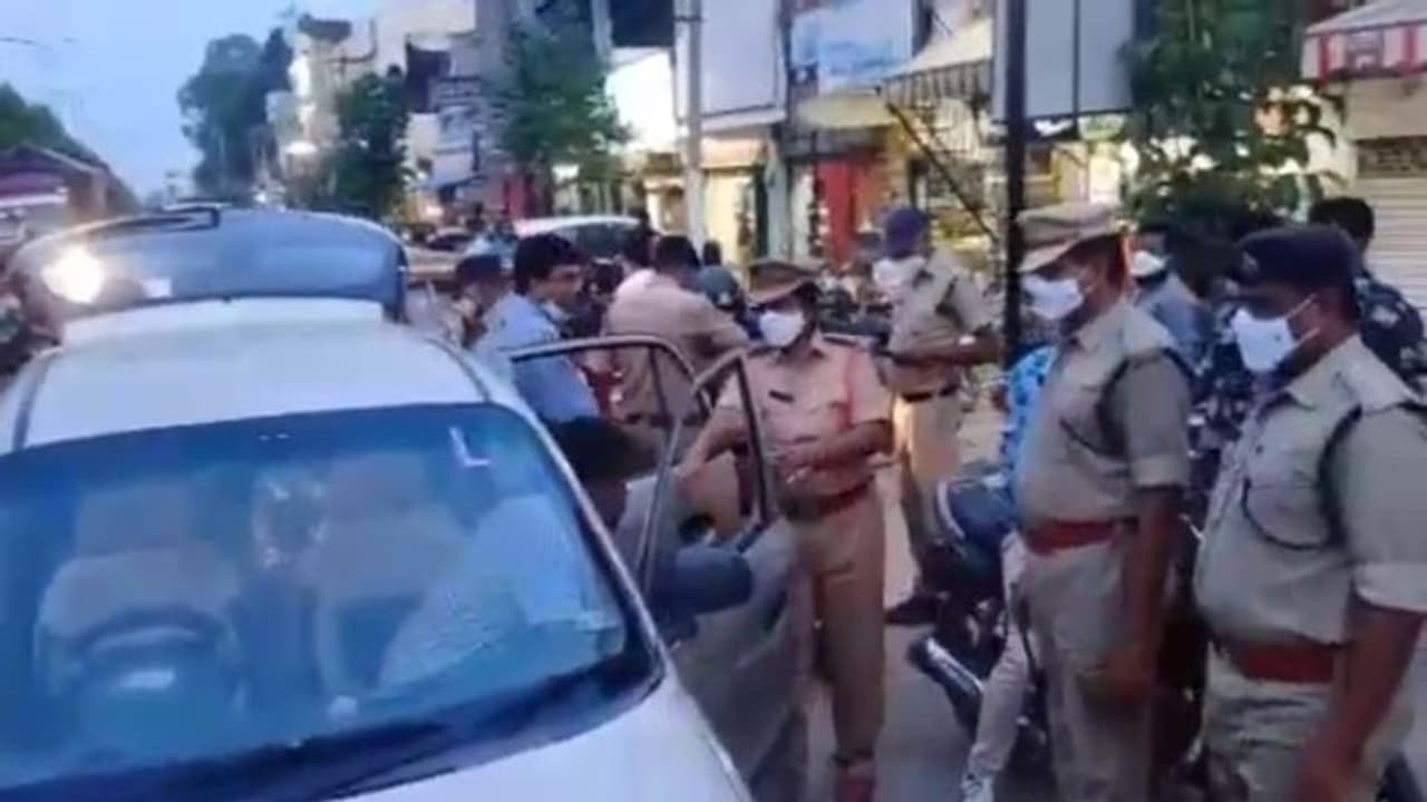 అష్టదిగ్భందంలో హుజురాబాద్... భారీగా మొహరించిన పోలీసులు, ముమ్మరంగా తనిఖీలు (వీడియో) అష్టదిగ్భందంలో హుజురాబాద్... భారీగా మొహరించిన పోలీసులు, ముమ్మరంగా తనిఖీలు (వీడియో)