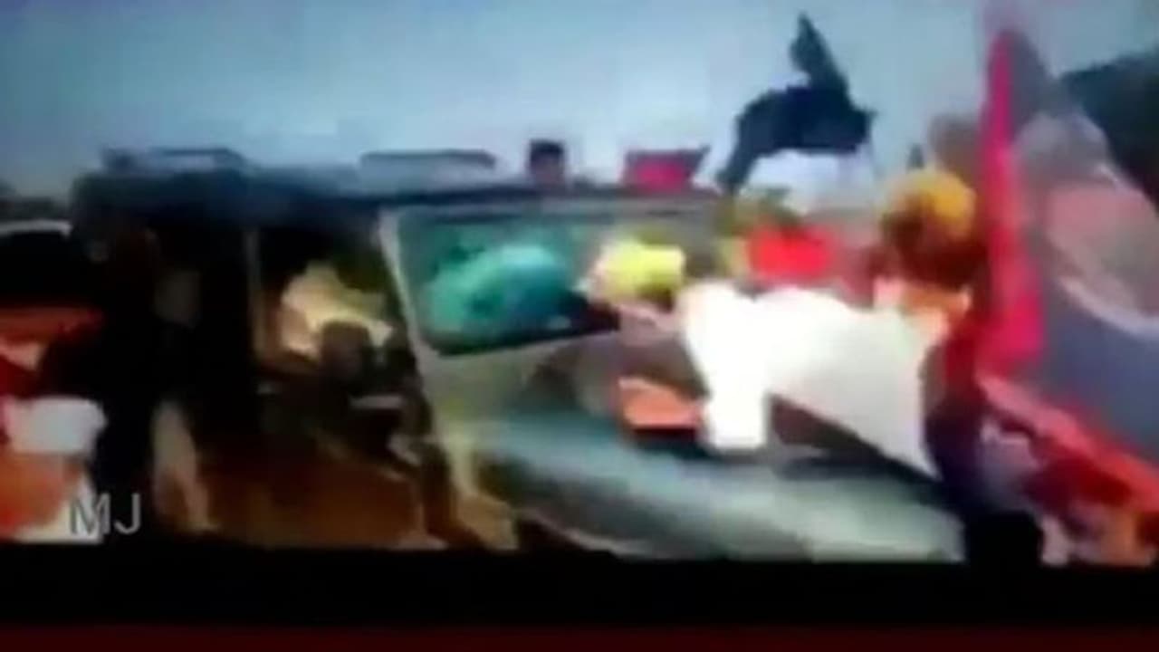 Lakhimpur Violence: किसानों को रौंदते हुए निकल गई थार जीप, कोई बोनट पर उछला कोई जमीन पर गिरा Lakhimpur Violence: किसानों को रौंदते हुए निकल गई थार जीप, कोई बोनट पर उछला कोई जमीन पर गिरा