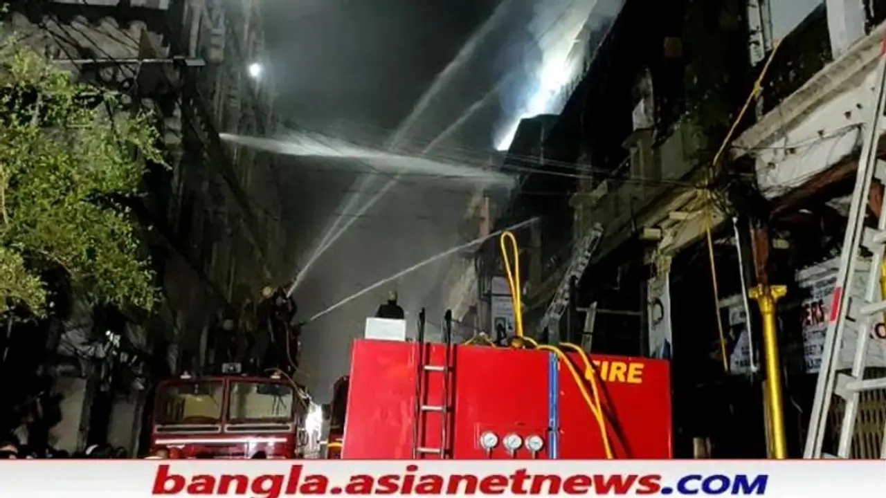 কলুটোলাস্ট্রীট অগ্নিকাণ্ডে আজ মালিকপক্ষকে ঘিরে বিক্ষোভ, তোলেনি ফোন চাবি না দেওয়ারও অভিযোগ কলুটোলাস্ট্রীট অগ্নিকাণ্ডে আজ মালিকপক্ষকে ঘিরে বিক্ষোভ, তোলেনি ফোন চাবি না দেওয়ারও অভিযোগ