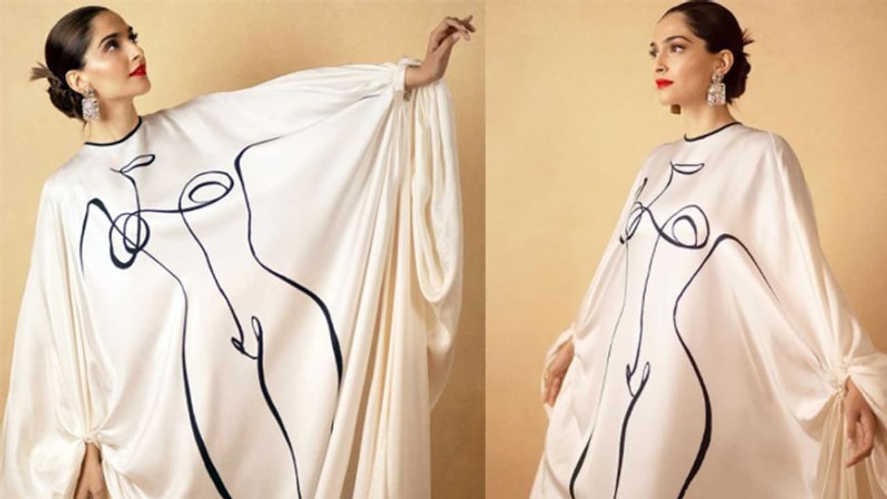 सोनम कपूर ने पहनी अजीबोगरीब ड्रेस, लोग बोले पैसे कम पड़ गए थे क्या जो पर्दे पहनने पड़ रहे सोनम कपूर ने पहनी अजीबोगरीब ड्रेस, लोग बोले पैसे कम पड़ गए थे क्या जो पर्दे पहनने पड़ रहे