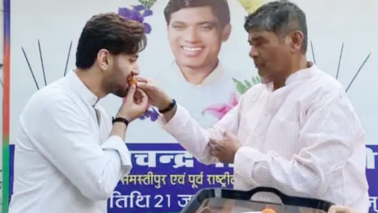 चुनाव आयोग ने खत्म की चिराग पारस की लड़ाई: 'भतीजा उड़ाएगा हेलीकॉप्टर तो चाचा चलाएंगे सिलाई मशीन'... चुनाव आयोग ने खत्म की चिराग पारस की लड़ाई: 'भतीजा उड़ाएगा हेलीकॉप्टर तो चाचा चलाएंगे सिलाई मशीन'...