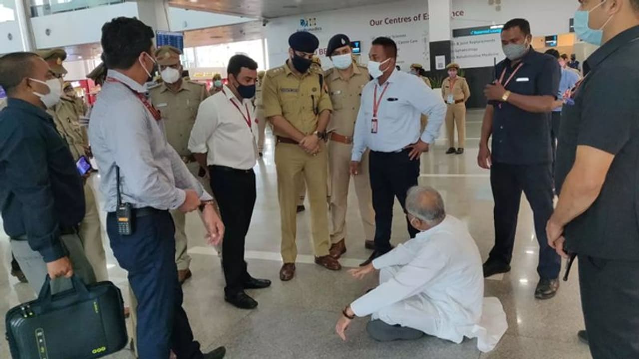 लखीमपुर कांड: छत्तीसगढ़ के CM बघेल को पुलिस ने एक पग भी नहीं बढ़ने दिया, तो फर्श पर बैठ देने लगे धरना