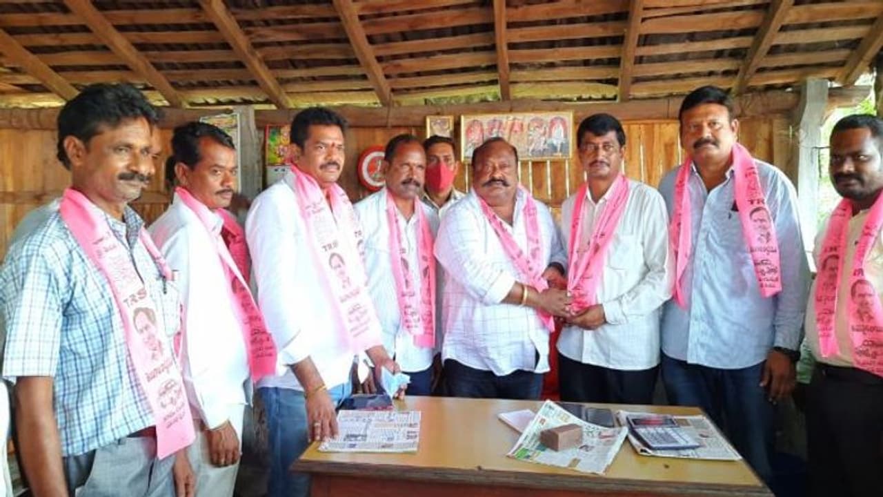 Huzurabad Bypoll: ఈటలకు షాక్... బిజెపిని వీడి టీఆర్ఎస్ లో చేరిన హుజురాబాద్ కౌన్సిలర్