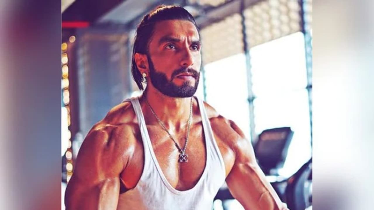 ഇത് 'മസില്സിങ്'; ഫിറ്റ്നസ് ഫ്രീക്കനായി രണ്വീര് സിങ് ഇത് 'മസില്സിങ്'; ഫിറ്റ്നസ് ഫ്രീക്കനായി രണ്വീര് സിങ്