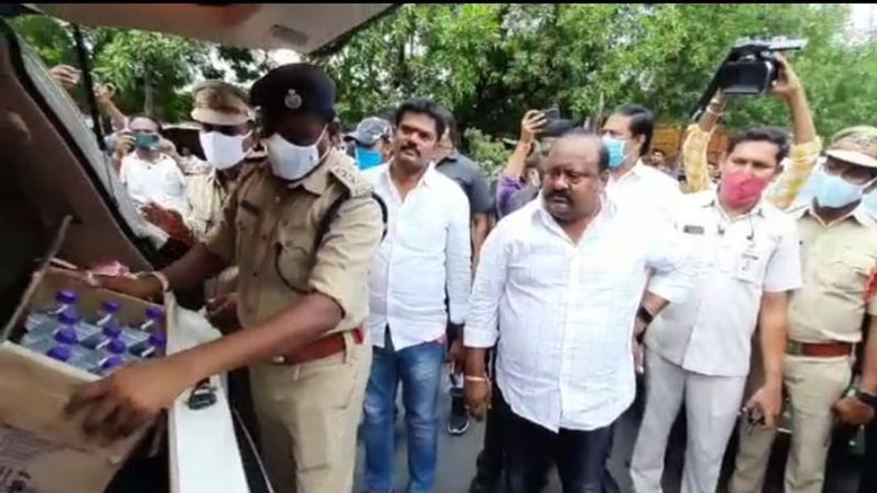 Huzurabad Bypoll: మంత్రులు హరీష్, గంగులను సైతం వదలని పోలీసులు Huzurabad Bypoll: మంత్రులు హరీష్, గంగులను సైతం వదలని పోలీసులు