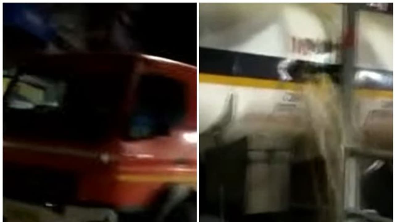 മലപ്പുറം താനൂരിൽ പെട്രോൾ ടാങ്കർ ലോറി ഇലക്ട്രിക് പോസ്റ്റിലിടിച്ചു; ടാങ്കർ പൊട്ടി പെട്രോൾ ചോരുന്നു മലപ്പുറം താനൂരിൽ പെട്രോൾ ടാങ്കർ ലോറി ഇലക്ട്രിക് പോസ്റ്റിലിടിച്ചു; ടാങ്കർ പൊട്ടി പെട്രോൾ ചോരുന്നു