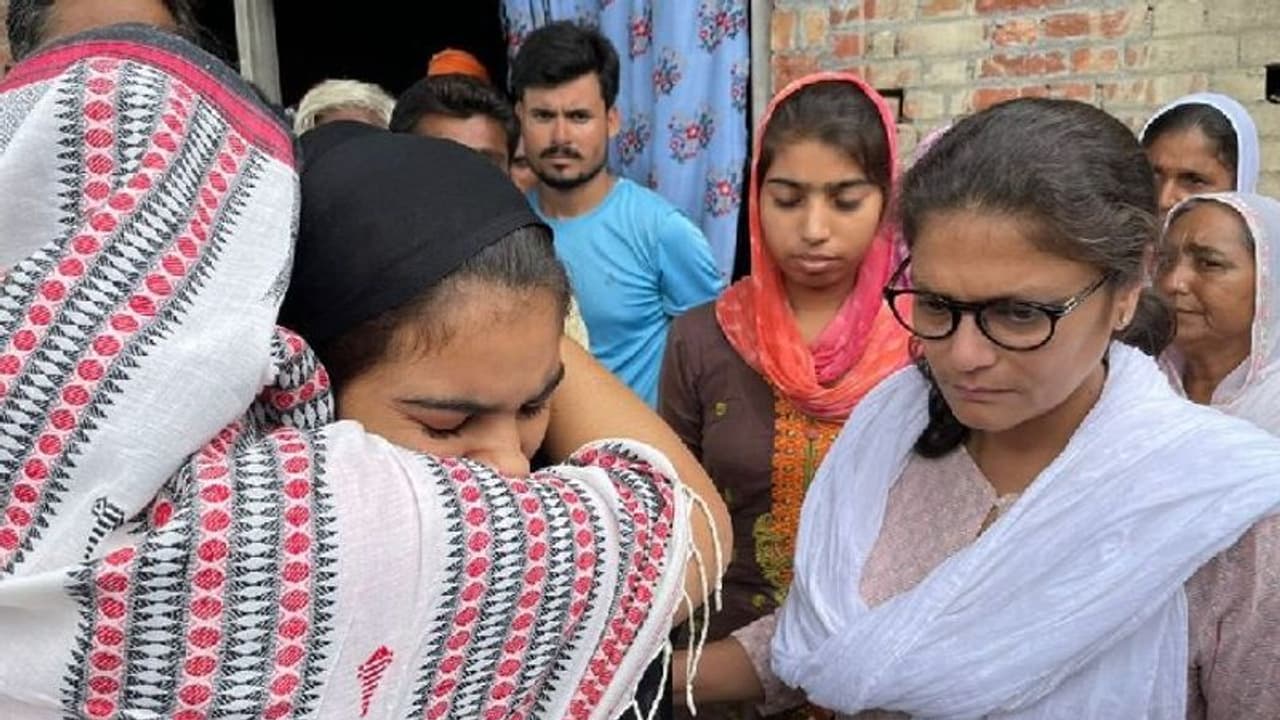 TMC: সফল তৃণমূল কংগ্রেস, দুদিনের প্রচেষ্টা লাখিমপুর খেরিতে নিহত কৃষক পরিবারের পাশে পাঁচ সদস্যের প্রতিনিধি দল TMC: সফল তৃণমূল কংগ্রেস, দুদিনের প্রচেষ্টা লাখিমপুর খেরিতে নিহত কৃষক পরিবারের পাশে পাঁচ সদস্যের প্রতিনিধি দল