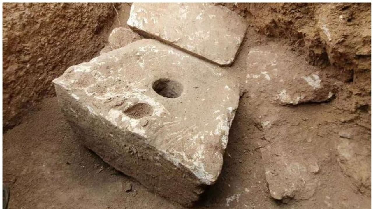 ഇത് എന്താണെന്ന് മനസിലായോ? 2700 വർഷം പഴക്കമുള്ള ടോയ്ലറ്റ് ഇത് എന്താണെന്ന് മനസിലായോ? 2700 വർഷം പഴക്കമുള്ള ടോയ്ലറ്റ്