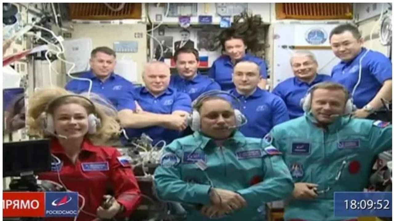 ബഹിരാകാശത്ത് ഷൂട്ടിംഗിനായി റഷ്യന് നടിയും സംവിധായകനും അന്താരാഷ്ട്ര ബഹിരാകാശ നിലയത്തിലെത്തി ബഹിരാകാശത്ത് ഷൂട്ടിംഗിനായി റഷ്യന് നടിയും സംവിധായകനും അന്താരാഷ്ട്ര ബഹിരാകാശ നിലയത്തിലെത്തി