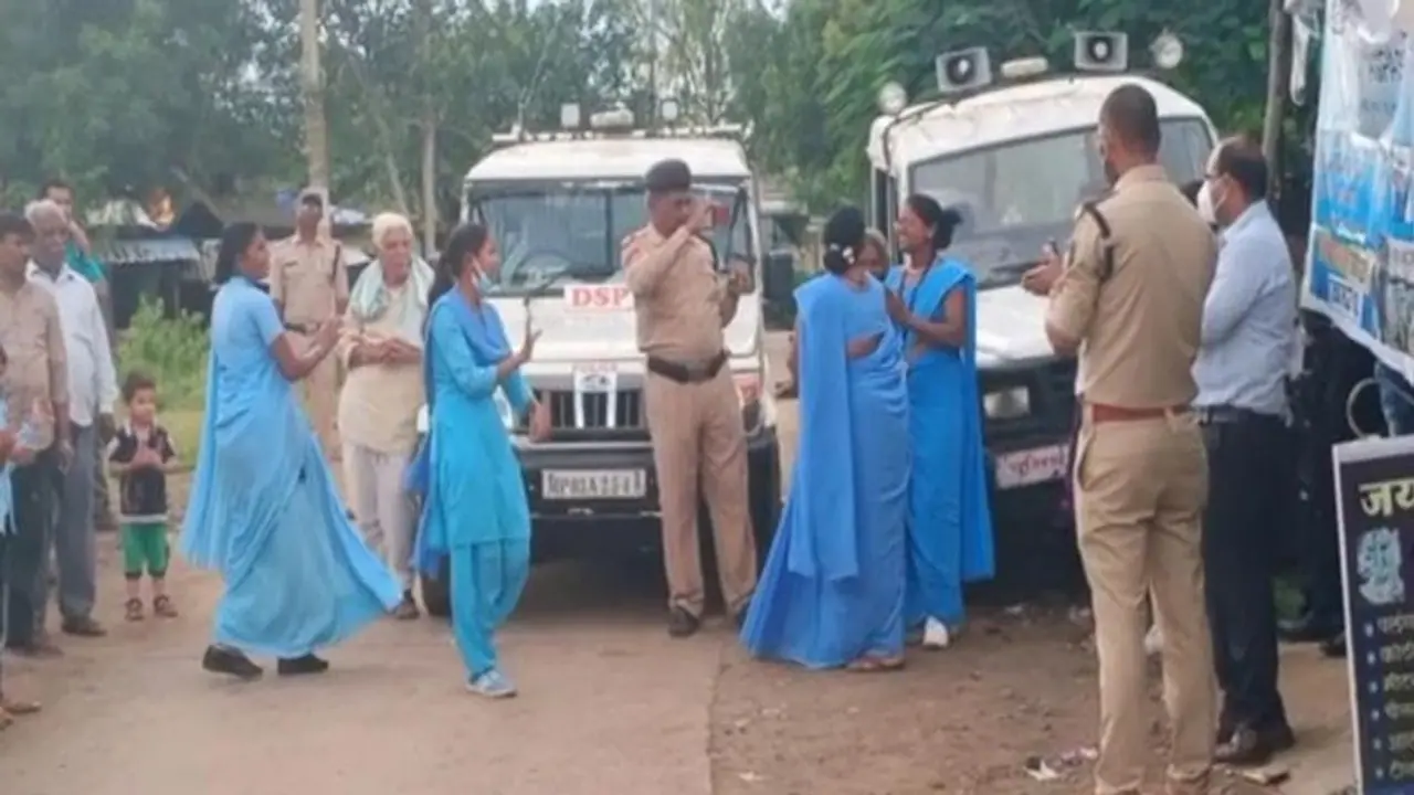 ब्लू गैंग की पुकार.. नशा छोड़ो, संभालो घर द्वार...शराबबंदी के लिए ऐसी पहल कि आप भी बोलेंगे वाह !