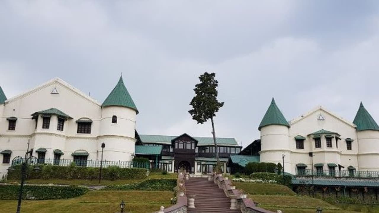 ഇന്ത്യയിലെ പ്രശസ്തമായ ഈ ഹോട്ടല് പ്രേതത്തെ ഭയന്ന് വര്ഷങ്ങള് അടച്ചിട്ടിരുന്നു; ദുരൂഹമായ ഒരു കൊലയുടെ കഥ! ഇന്ത്യയിലെ പ്രശസ്തമായ ഈ ഹോട്ടല് പ്രേതത്തെ ഭയന്ന് വര്ഷങ്ങള് അടച്ചിട്ടിരുന്നു; ദുരൂഹമായ ഒരു കൊലയുടെ കഥ!