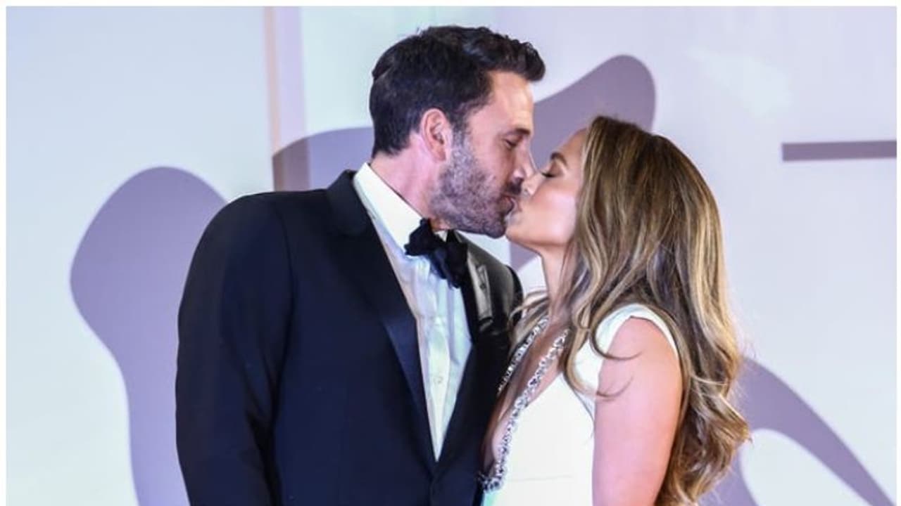 ചുംബനങ്ങൾ തിരിച്ചു വരുന്നോ?; ലോക്ക് ഡൗണിനുശേഷം പരസ്യമായ പ്രേമപ്രകടനങ്ങളിൽ കാര്യമായ വർധനവെന്ന് റിപ്പോർട്ട്