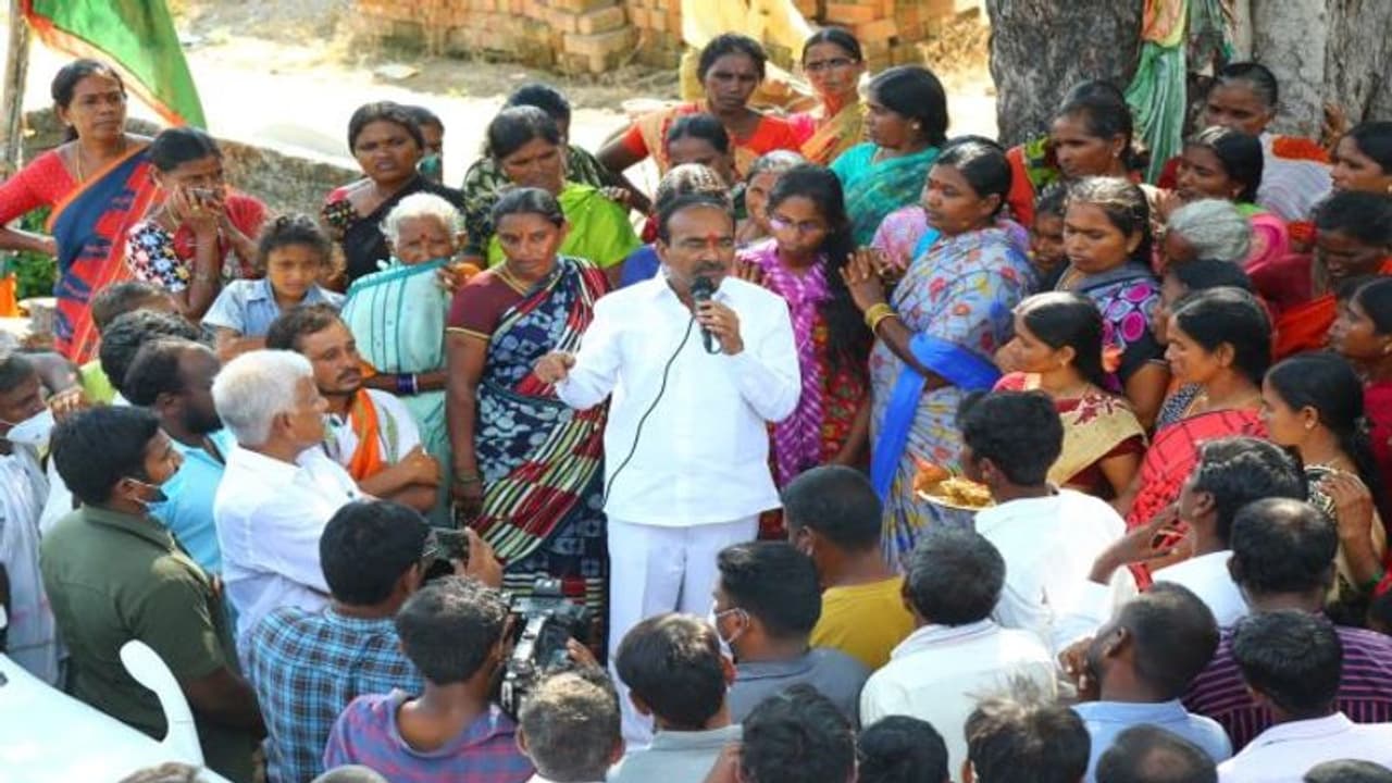 Huzurabad bypoll:కేసీఆర్ భరతం మేం పడతాం... బేఫికర్ బిడ్డా: ఈటలకు మహిళల భరోసా Huzurabad bypoll:కేసీఆర్ భరతం మేం పడతాం... బేఫికర్ బిడ్డా: ఈటలకు మహిళల భరోసా