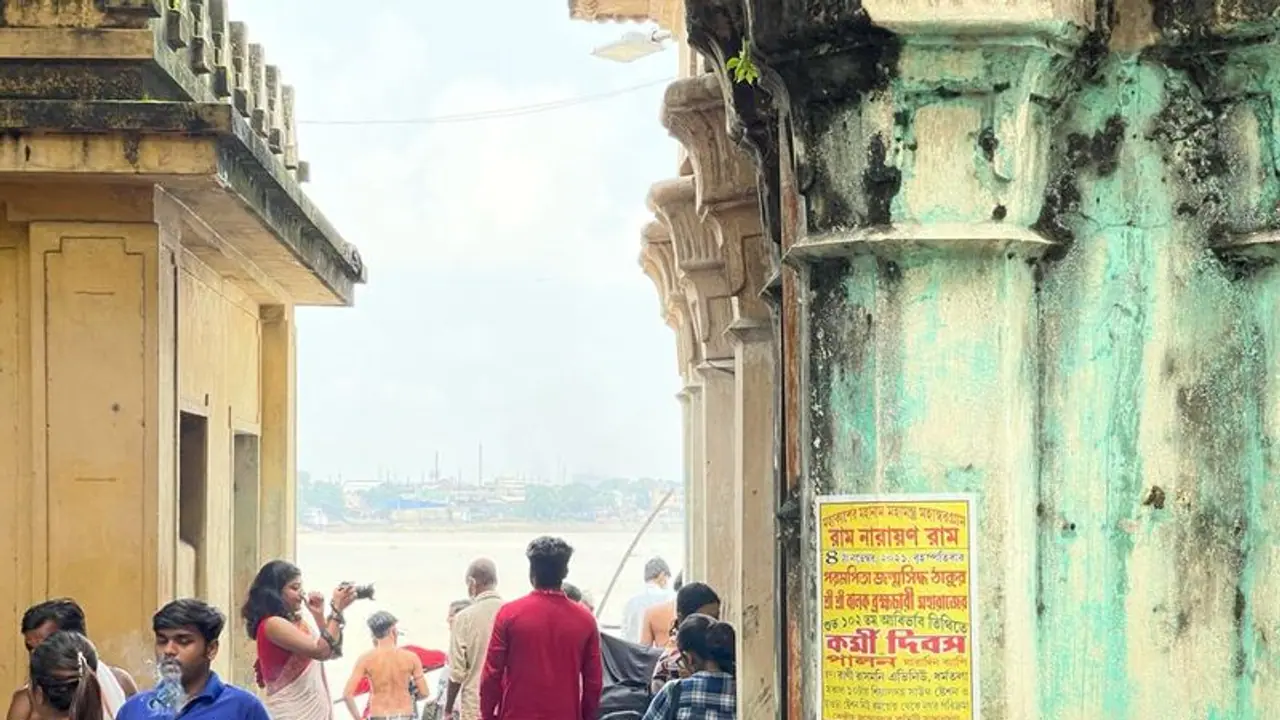 Durga Puja মহালয়ার দিন ভিড় উপচে পড়ল নস্টালজিক বাগবাজার ঘাটে Durga Puja মহালয়ার দিন ভিড় উপচে পড়ল নস্টালজিক বাগবাজার ঘাটে