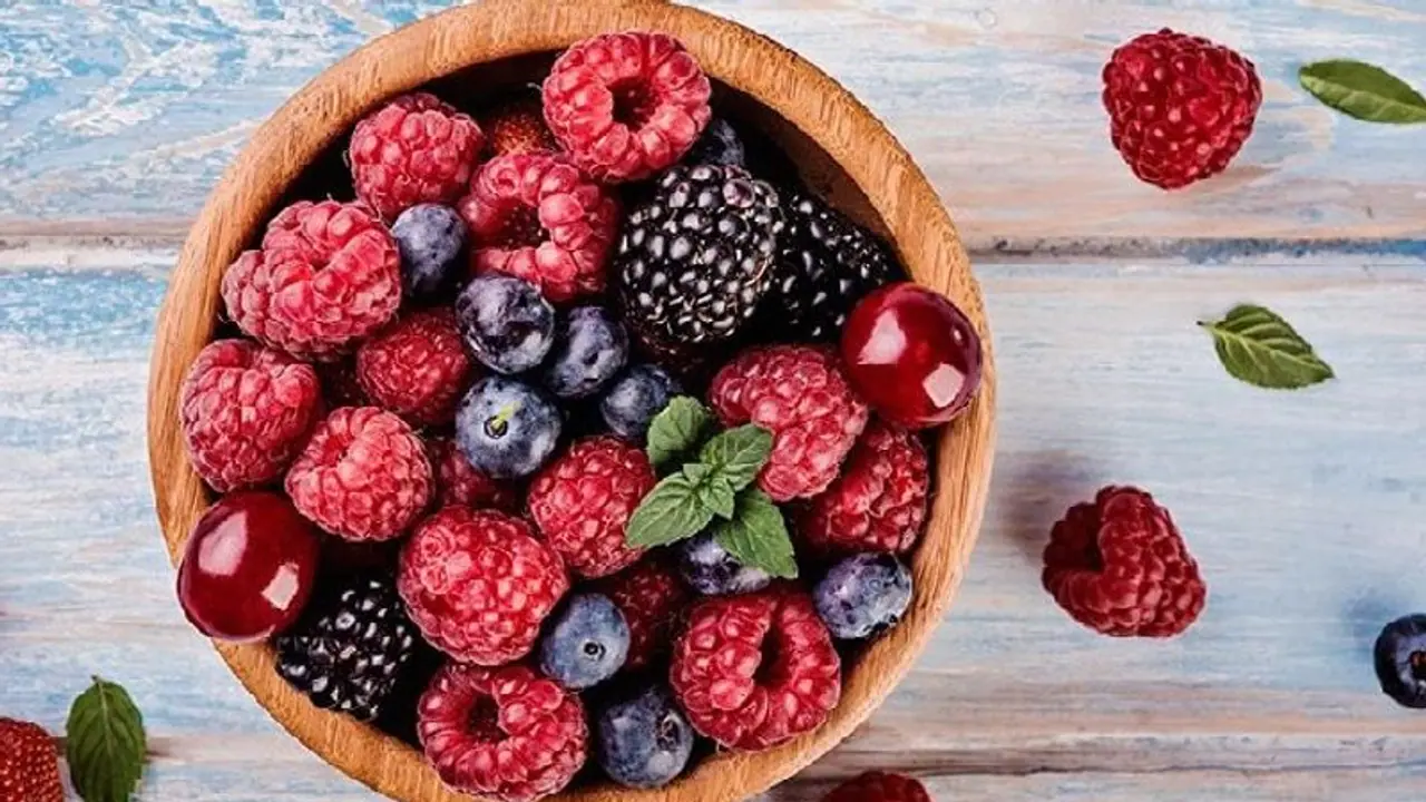 ബെറിപ്പഴങ്ങൾ കഴിച്ചാൽ ലഭിക്കുന്ന ചില ആരോ​ഗ്യ​ഗുണങ്ങൾ