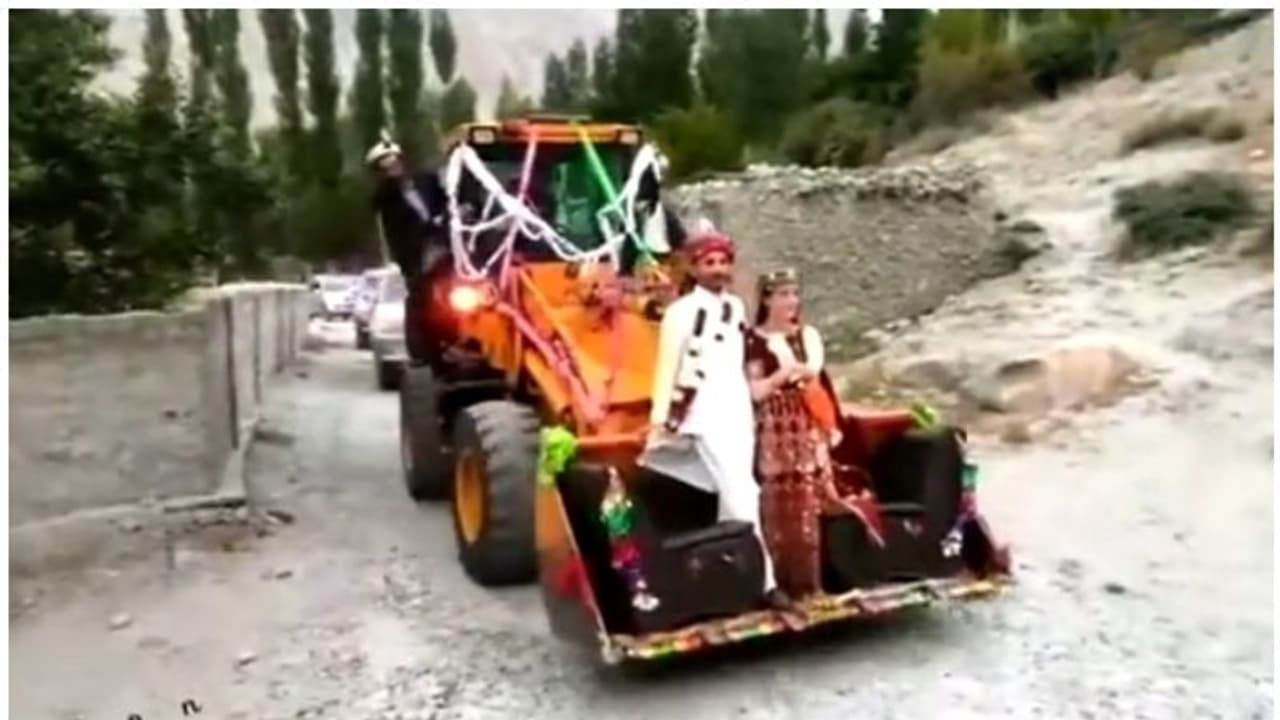 జేసీబీపై వివాహవేదిక వద్దకు నూతన వధూ వరులు.. పాకిస్తాన్ జంట వీడియో వైరల్ జేసీబీపై వివాహవేదిక వద్దకు నూతన వధూ వరులు.. పాకిస్తాన్ జంట వీడియో వైరల్