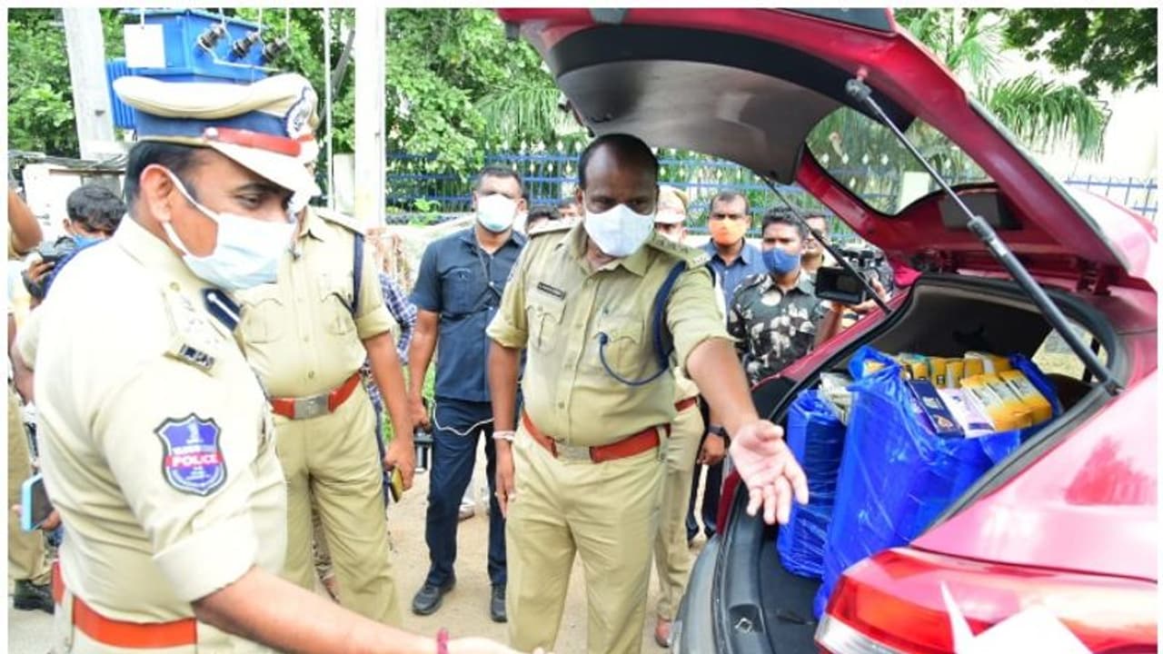 Huzuraba Bypoll: హుజురాబాద్లో రూ. 3 లక్షల నగదు పట్టివేత.. విస్తృత తనిఖీలు Huzuraba Bypoll: హుజురాబాద్లో రూ. 3 లక్షల నగదు పట్టివేత.. విస్తృత తనిఖీలు