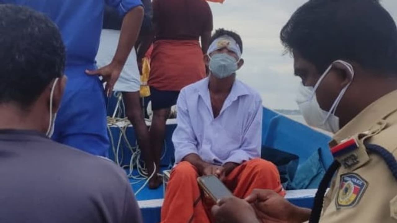 മത്സ്യ ബന്ധനത്തിനിടയിൽ വീണ് തലക്ക് പരിക്കേറ്റ മത്സ്യത്തൊഴിലാളിക്ക് രക്ഷകരായി തീരദേശ പൊലീസ് മത്സ്യ ബന്ധനത്തിനിടയിൽ വീണ് തലക്ക് പരിക്കേറ്റ മത്സ്യത്തൊഴിലാളിക്ക് രക്ഷകരായി തീരദേശ പൊലീസ്