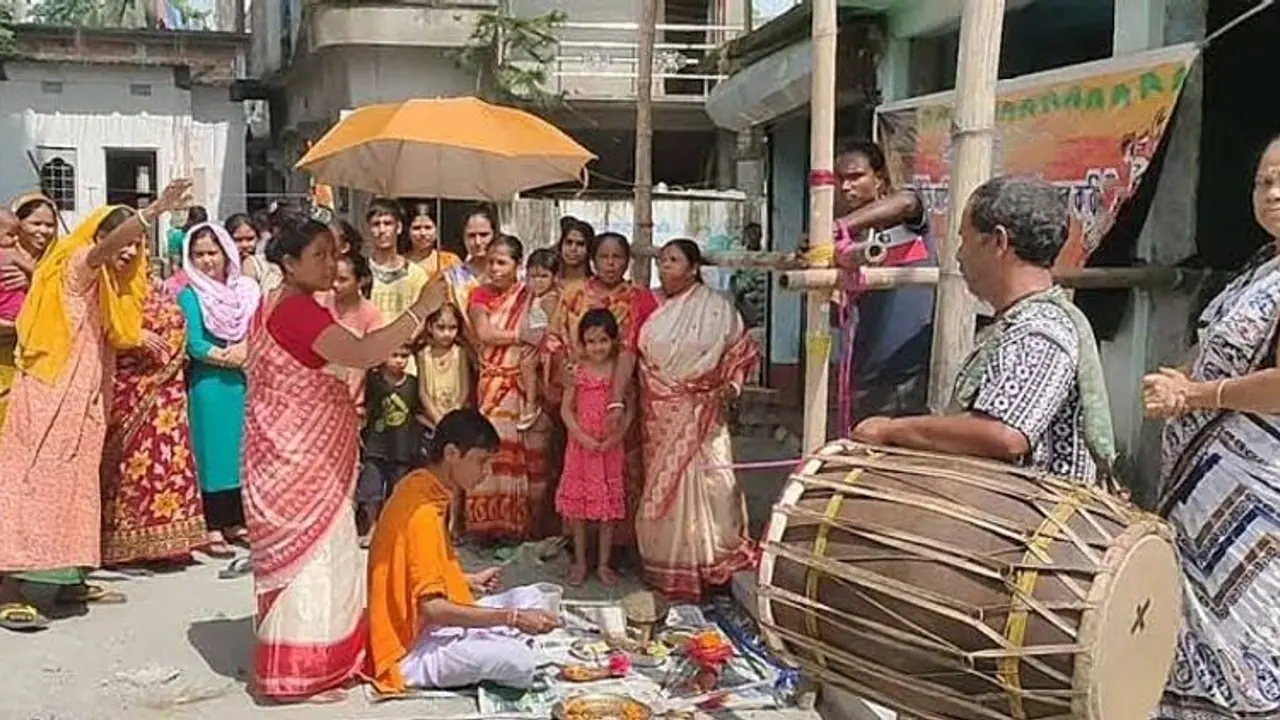 বন্ধ হতে চলা পুজোর দায়িত্বে প্রমিলা বাহিনী, এগিয়ে এলেন সংখ্যালঘু মহিলারাও বন্ধ হতে চলা পুজোর দায়িত্বে প্রমিলা বাহিনী, এগিয়ে এলেন সংখ্যালঘু মহিলারাও