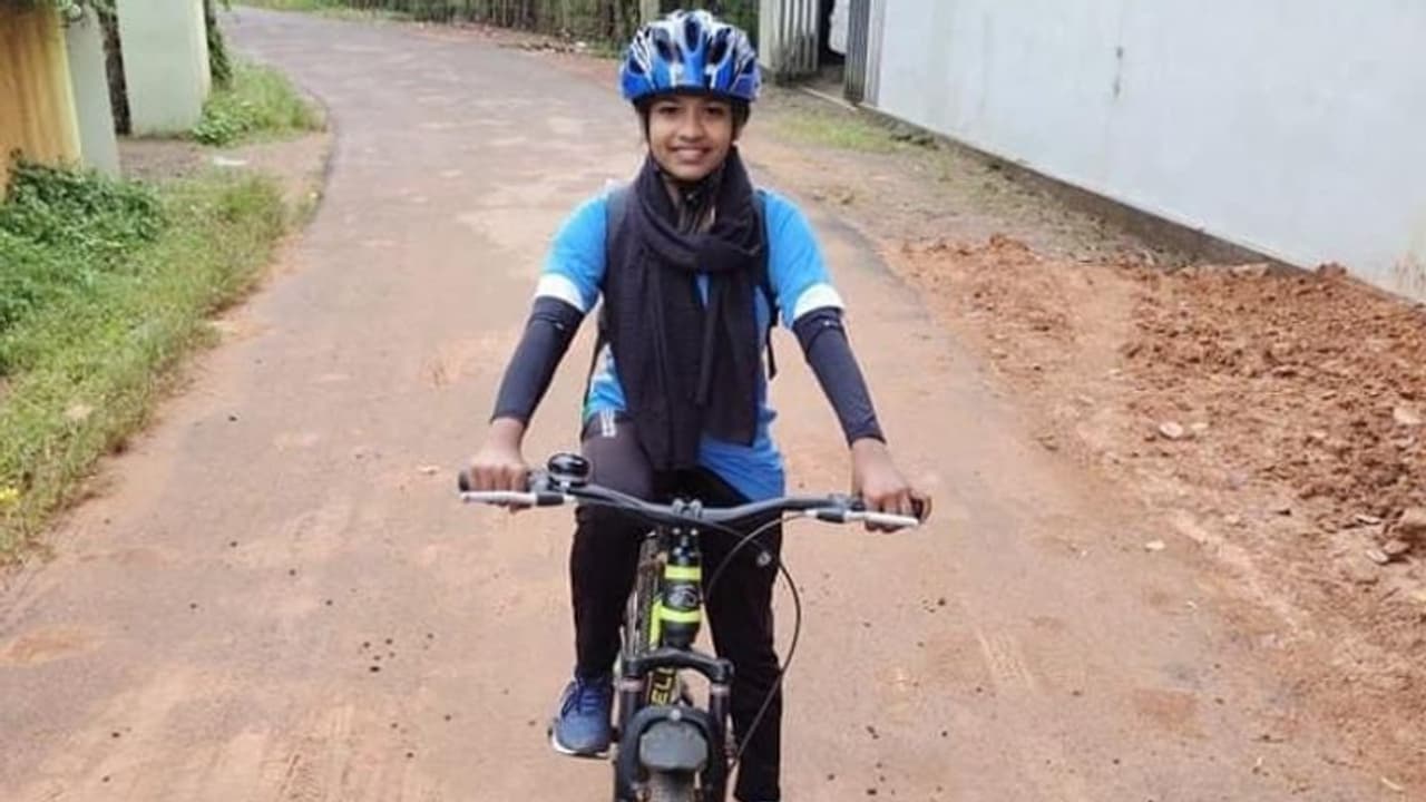 സ്ത്രീകൾക്കെതിരെയുള്ള അതിക്രമങ്ങളിൽ പ്രതിഷേധം; സൈക്കിൾ യാത്രയുമായി 13 കാരി സ്ത്രീകൾക്കെതിരെയുള്ള അതിക്രമങ്ങളിൽ പ്രതിഷേധം; സൈക്കിൾ യാത്രയുമായി 13 കാരി