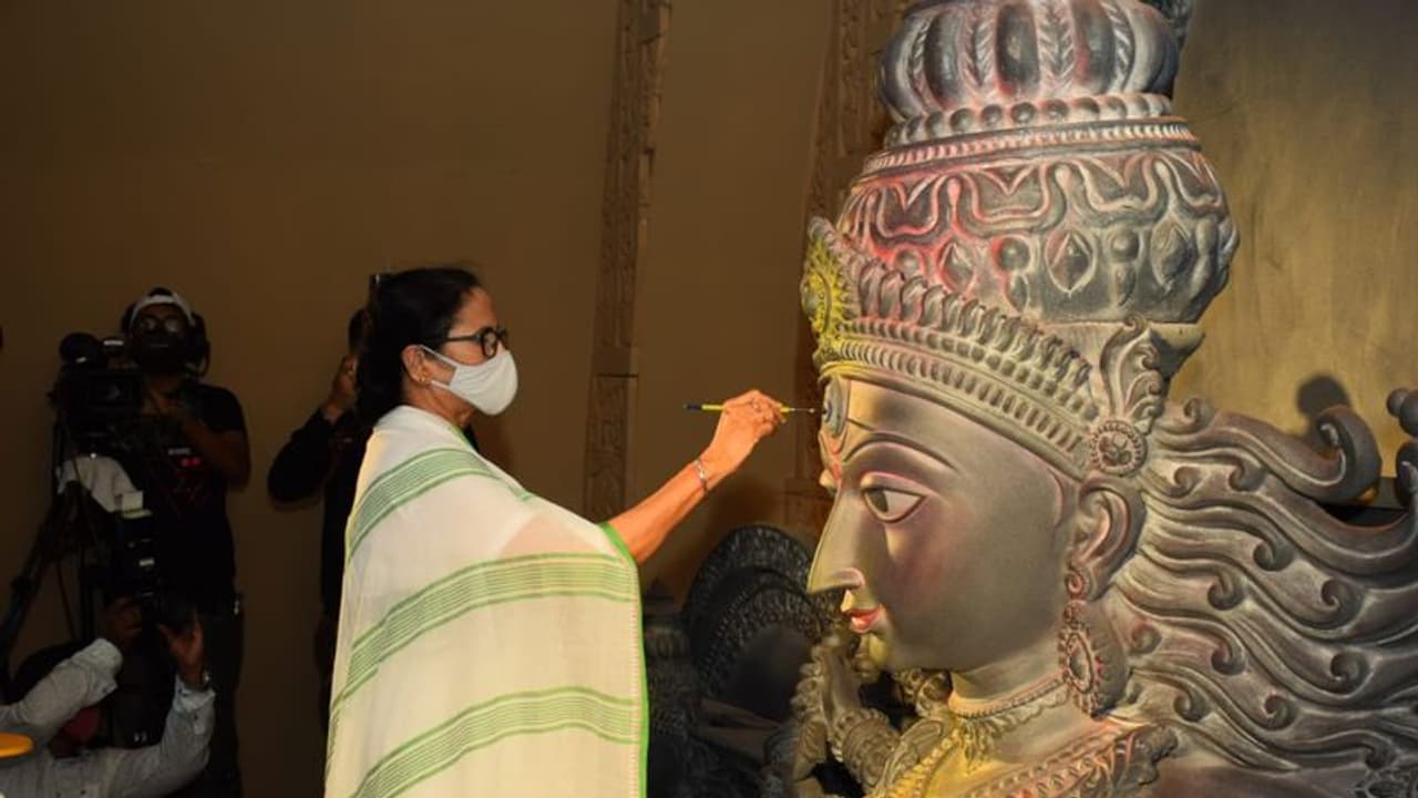 মহালয়ার দিনই নাকতলায় পুজোর উদ্বোধন, চেতলায় চক্ষুদান মমতার