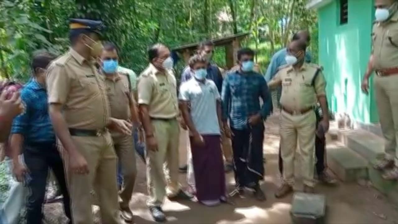 കല്ലമ്പലത്ത് യുവതിയെ കെട്ടിയിട്ട് പീഡിപ്പിക്കാന് ശ്രമം: രണ്ട് പേര് അറസ്റ്റില്, നടന്നത് ക്രൂരമായ അതിക്രമം കല്ലമ്പലത്ത് യുവതിയെ കെട്ടിയിട്ട് പീഡിപ്പിക്കാന് ശ്രമം: രണ്ട് പേര് അറസ്റ്റില്, നടന്നത് ക്രൂരമായ അതിക്രമം