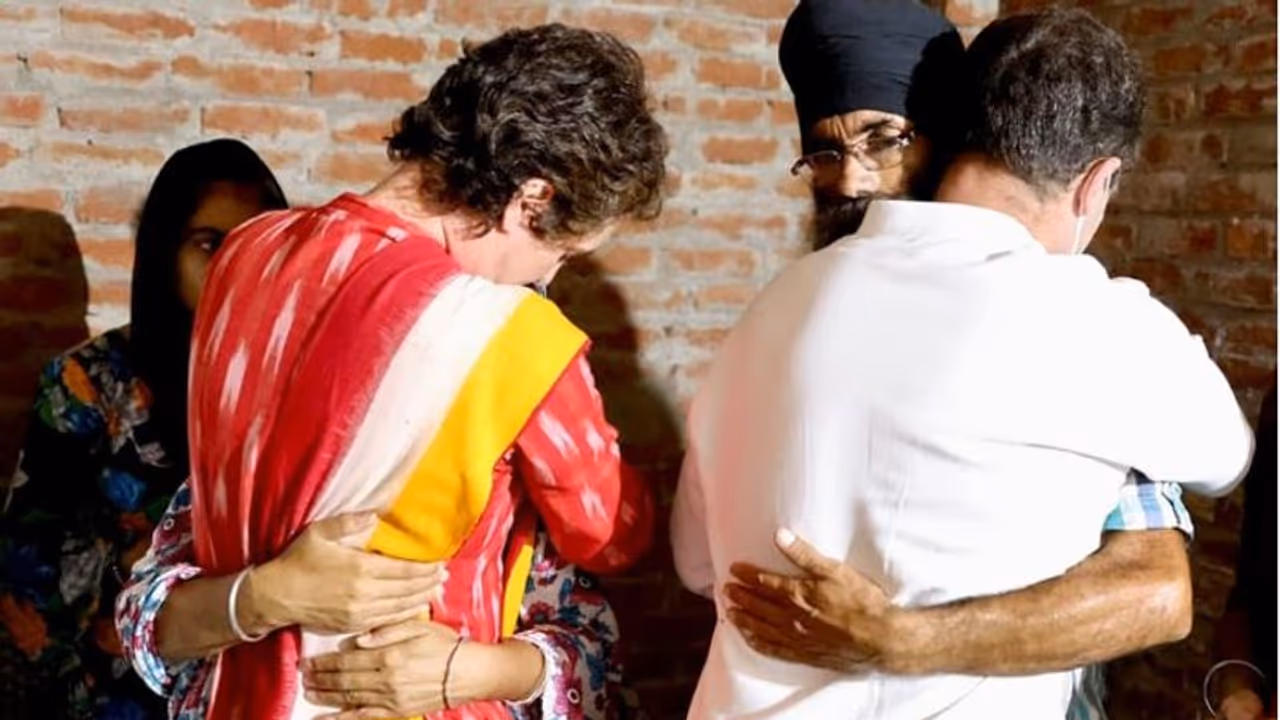 കണ്ണീരൊപ്പി പ്രിയങ്കയും രാഹുലും; ലഖിംപൂർ സംഘർഷത്തിൽ മരിച്ച കർഷകരുടെ ബന്ധുക്കളെ സന്ദർശിച്ചു കണ്ണീരൊപ്പി പ്രിയങ്കയും രാഹുലും; ലഖിംപൂർ സംഘർഷത്തിൽ മരിച്ച കർഷകരുടെ ബന്ധുക്കളെ സന്ദർശിച്ചു