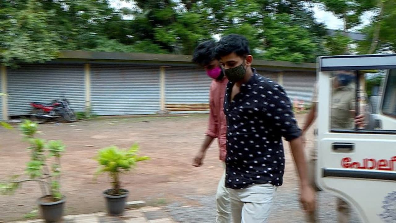 കാസർകോട് ദേശീയപാതയില് സ്വര്ണ്ണ വ്യാപാരിയുടെ കാറില് നിന്ന് 65 ലക്ഷം കവര്ന്ന കേസ്: മൂന്നുപേര് അറസ്റ്റില് കാസർകോട് ദേശീയപാതയില് സ്വര്ണ്ണ വ്യാപാരിയുടെ കാറില് നിന്ന് 65 ലക്ഷം കവര്ന്ന കേസ്: മൂന്നുപേര് അറസ്റ്റില്