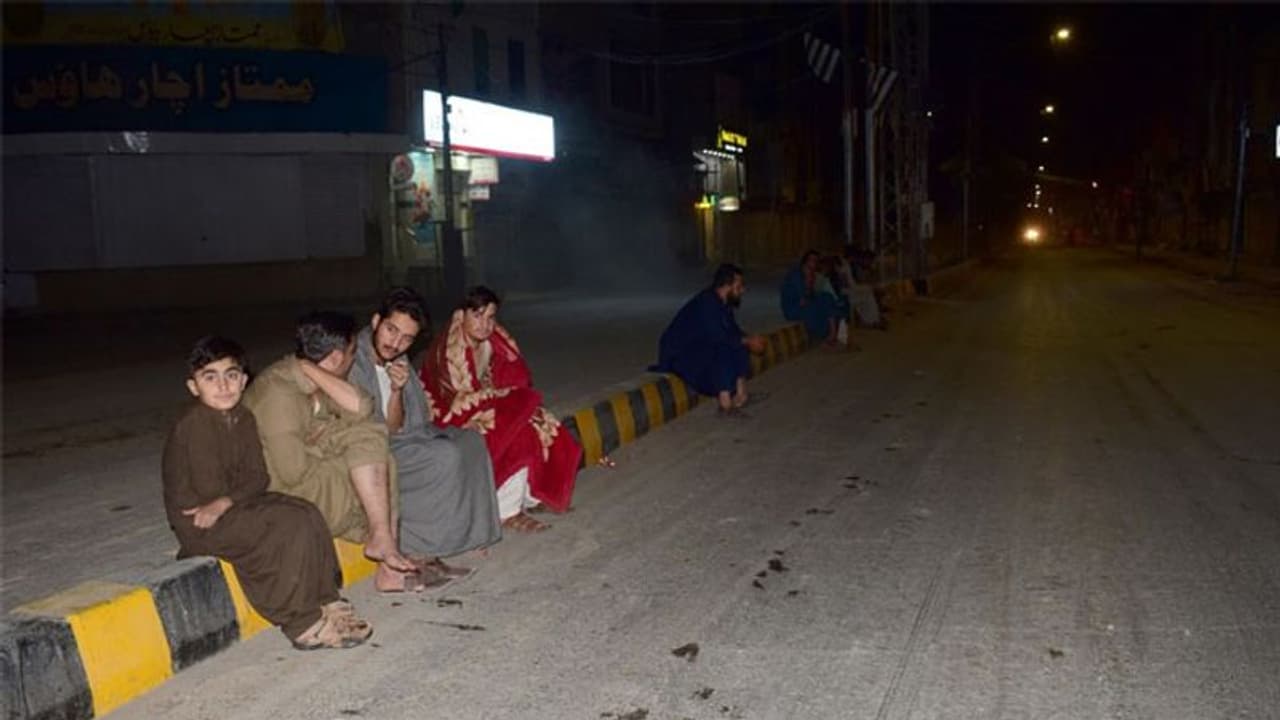 5.9 तीव्रता के जबर्दस्त भूकंप से हिला पाकिस्तान; अब तक 20 लोगों की मौत, डरकर लोग कुरान की आयतें पढ़ने लगे 5.9 तीव्रता के जबर्दस्त भूकंप से हिला पाकिस्तान; अब तक 20 लोगों की मौत, डरकर लोग कुरान की आयतें पढ़ने लगे